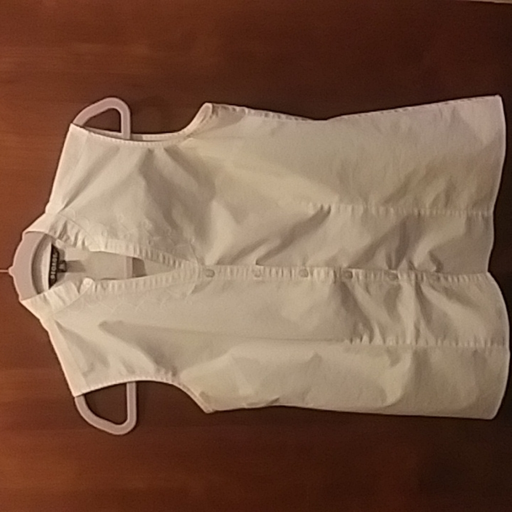 White sleeveless blouse